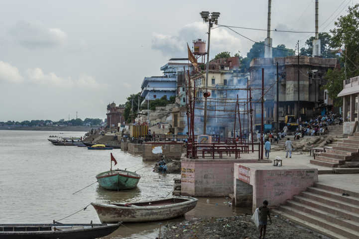 09 - India - Varanasi - rio Ganges - crematorio
